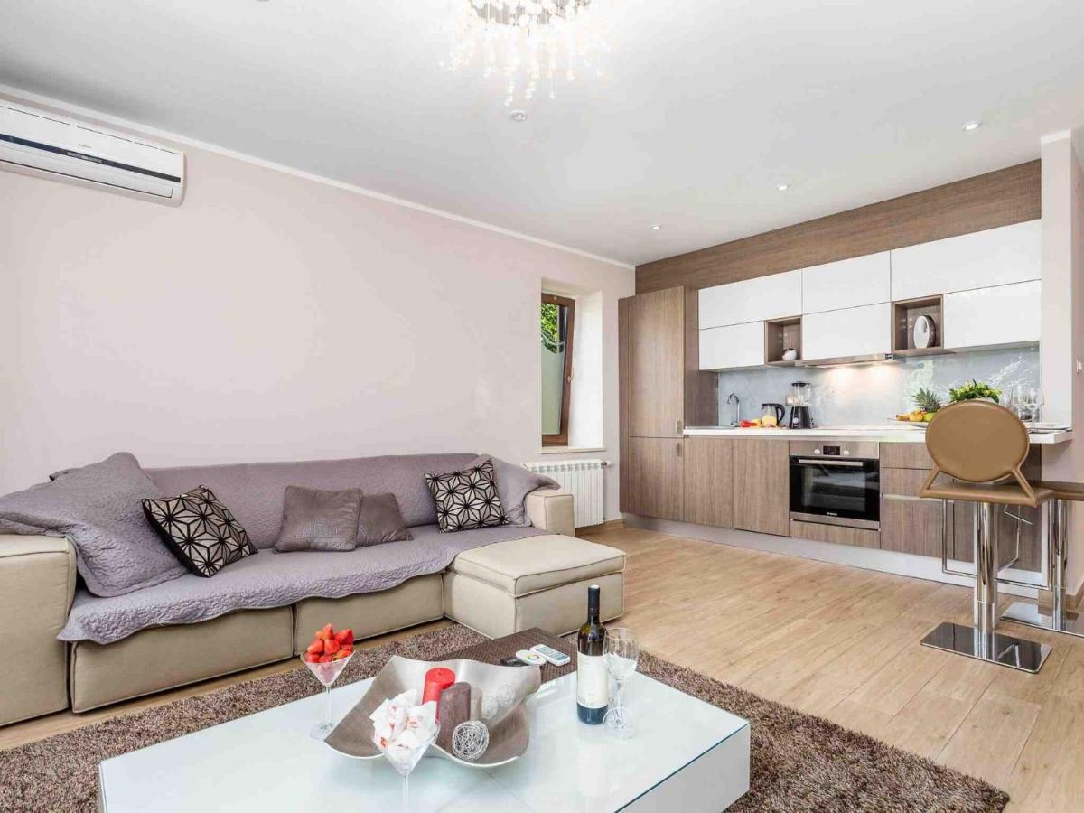 קסטב Srok Apartments With Pool מראה חיצוני תמונה